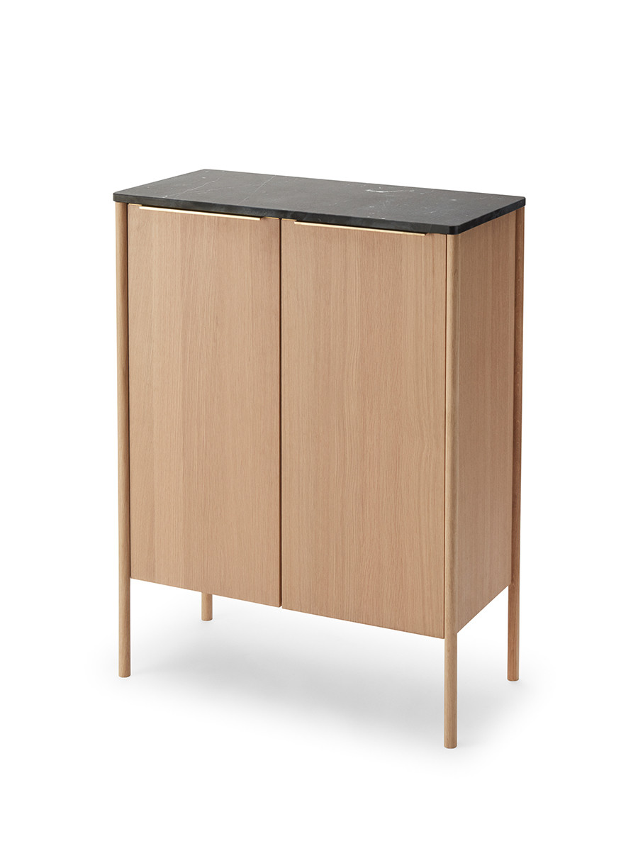 Skagerak Jut High Cabinet fra Fritz Hansen (Olieret eg & sort marmor)