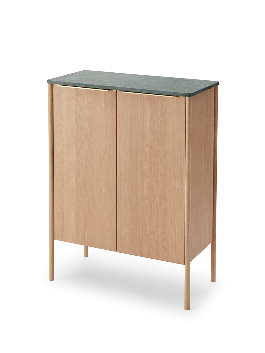Skagerak Jut High Cabinet fra Fritz Hansen (Olieret eg & grøn marmor)