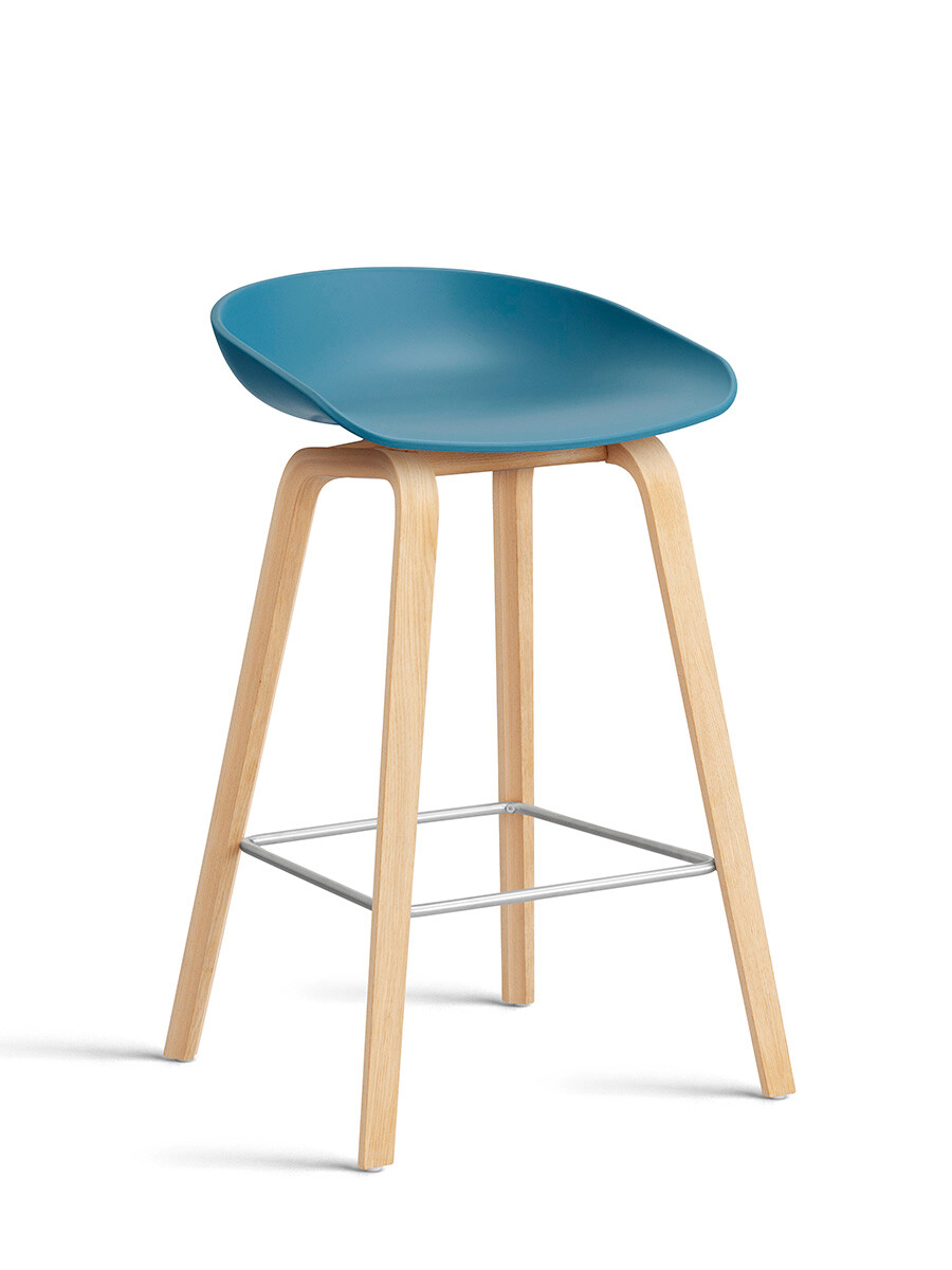 About a Stool AAS32 fra Hay (Sæbebehandlet eg, Azure Blue, Lav / B 50 x D 43 x H 64/75 cm)