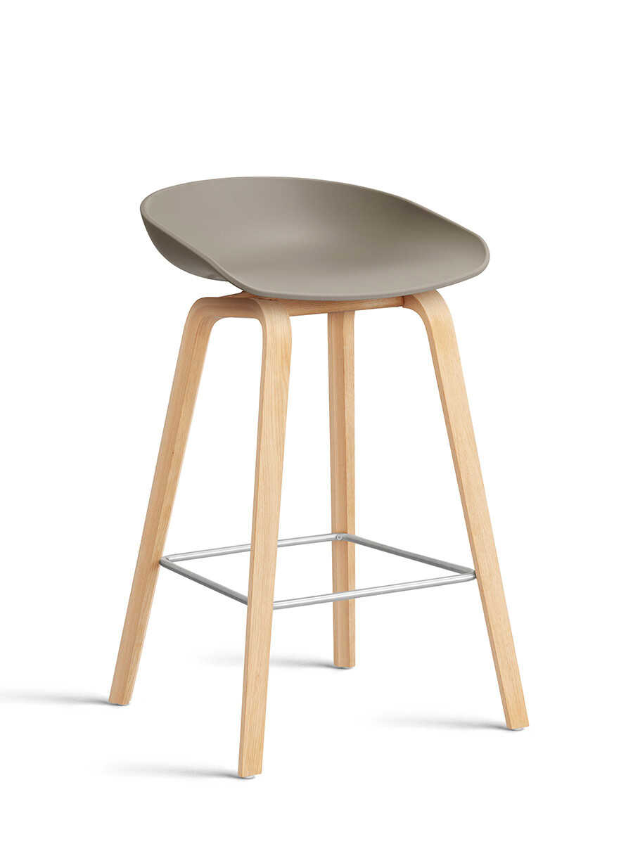 About a Stool AAS32 fra Hay (Lav / B 50 x D 43 x H 64/75 cm, Khaki, Sæbebehandlet eg)