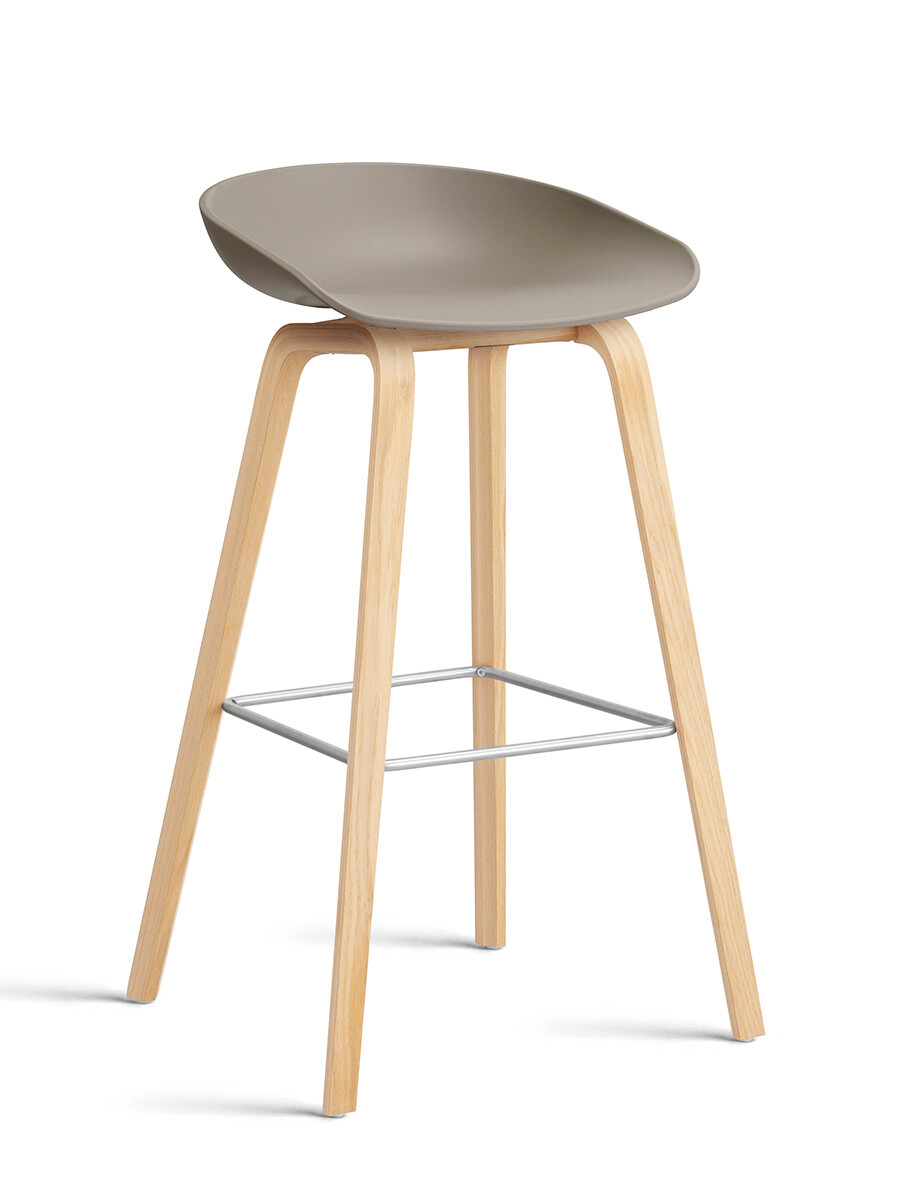 About a Stool AAS32 fra Hay (Høj / B 50 x D 46 x H 74/85 cm, Khaki, Sæbebehandlet eg)