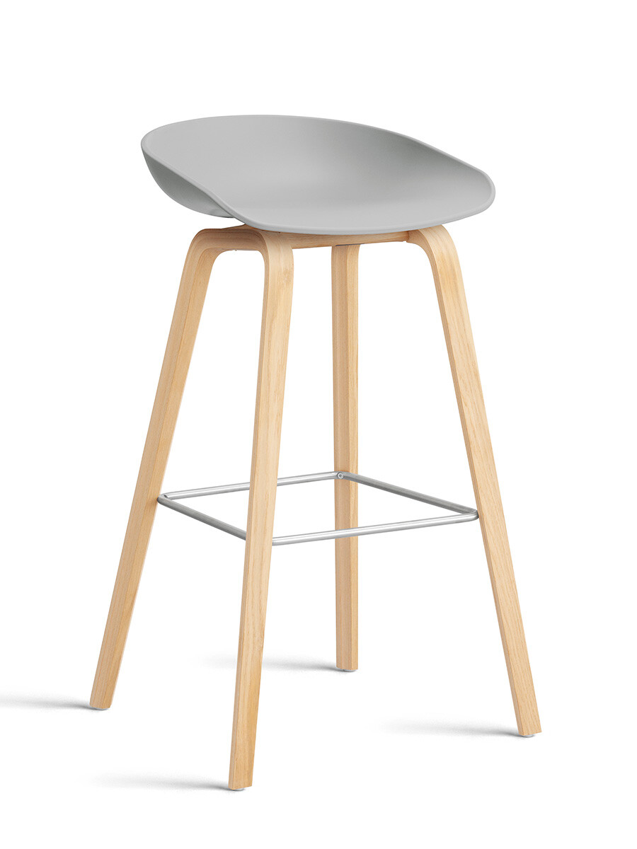 About a Stool AAS32 fra Hay (Høj / B 50 x D 46 x H 74/85 cm, Concrete grey, Sæbebehandlet eg)