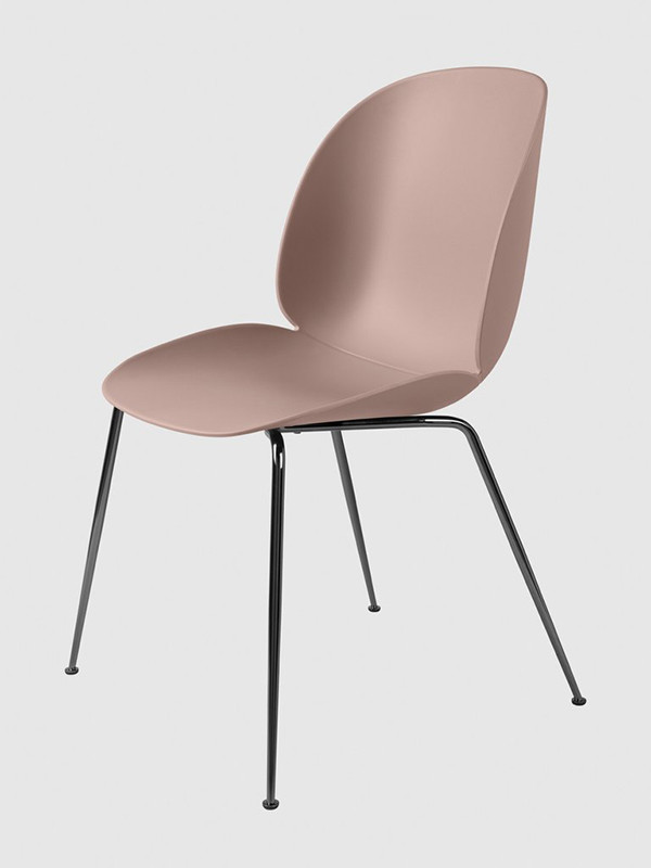 Beetle Chair upolstret fra Gubi (Sweet pink shell, Conic base, Black chrome base)