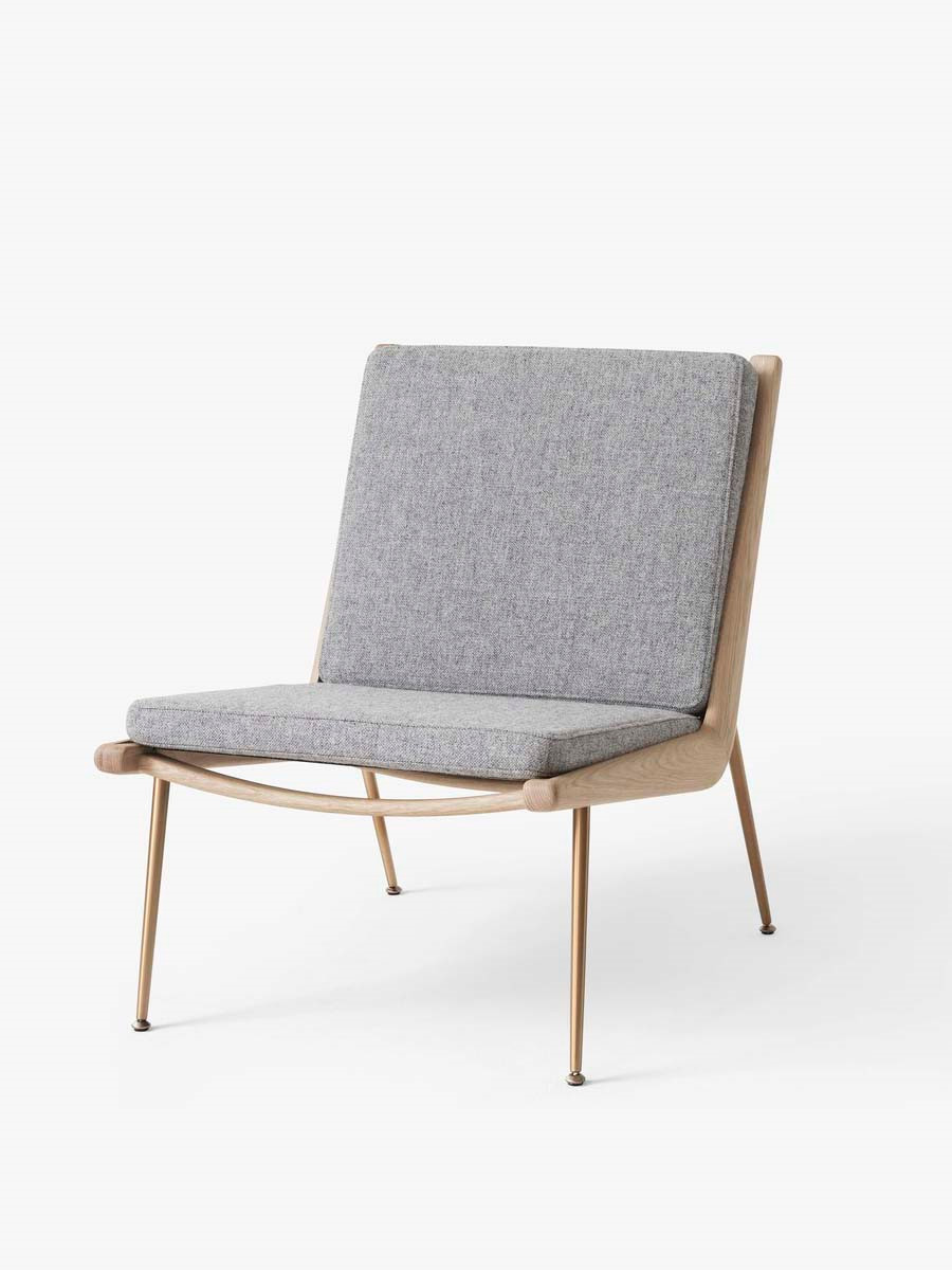 Boomerang HM1 lænestol af Hvidt & Mølgaard (Hallingdal 130, Eg / messing)