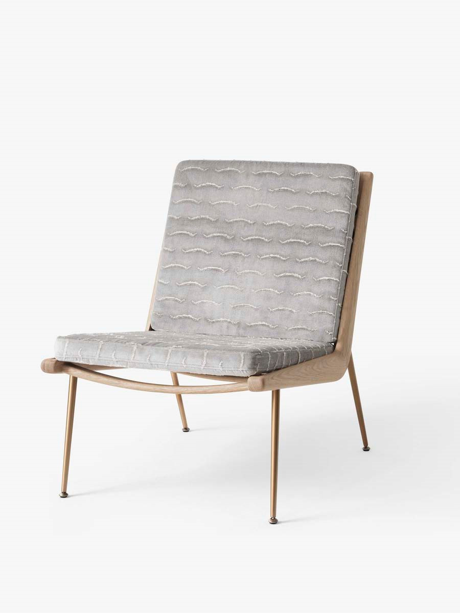 Boomerang HM1 lænestol af Hvidt & Mølgaard (Nouvelles Vagues Silver Rock, Eg / messing)