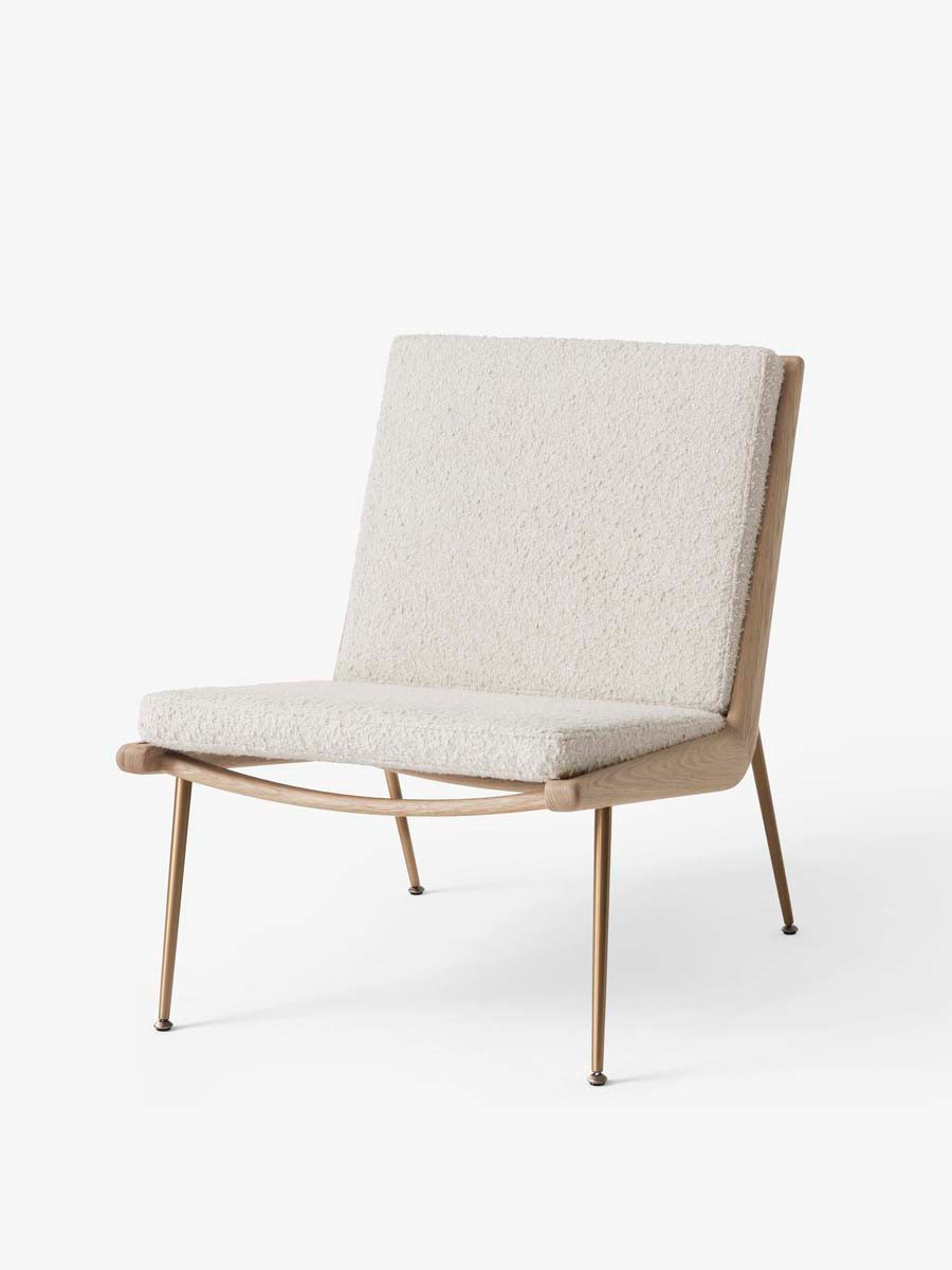 Boomerang HM1 lænestol af Hvidt & Mølgaard (Serafino Snow col. 2, Eg / messing)