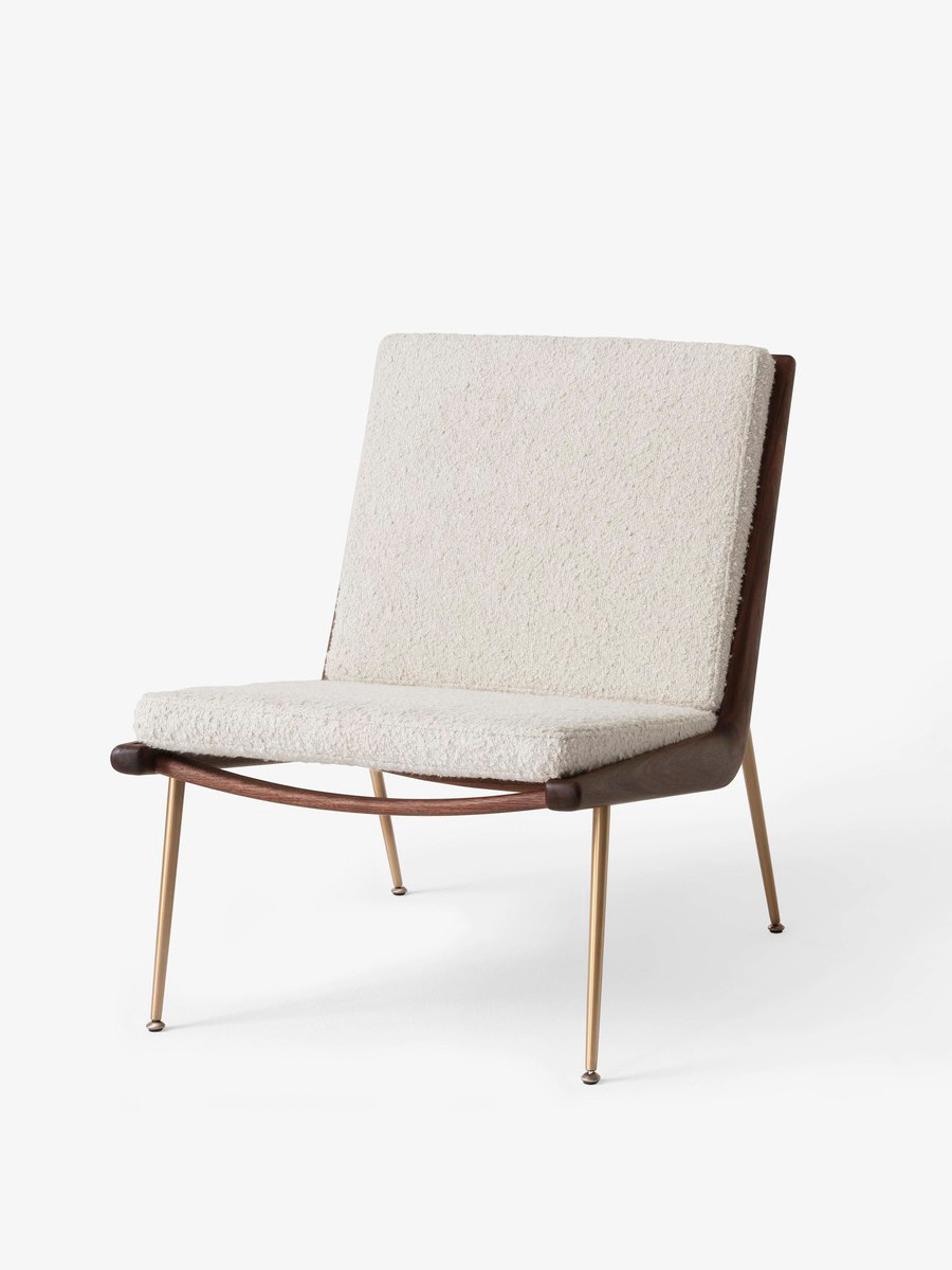 Boomerang HM1 lænestol af Hvidt & Mølgaard (Serafino Snow col. 2, Valnød / messing)