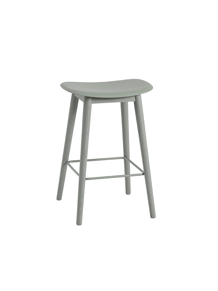 Fiber Bar Stool Wood fra Muuto (Lille, Dusty green/ dusty green base)