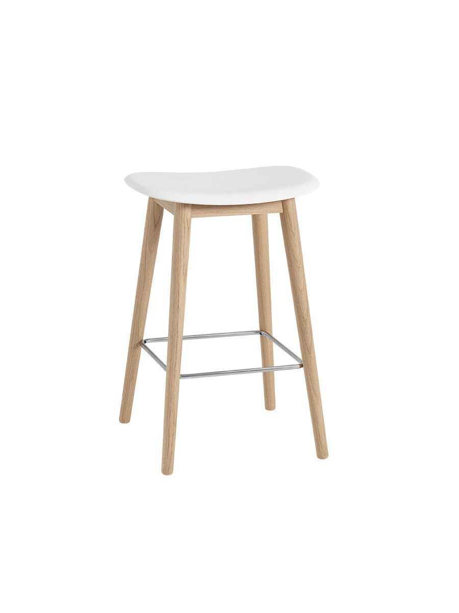 Fiber Bar Stool Wood fra Muuto (Lille, Natural white/ oak base)