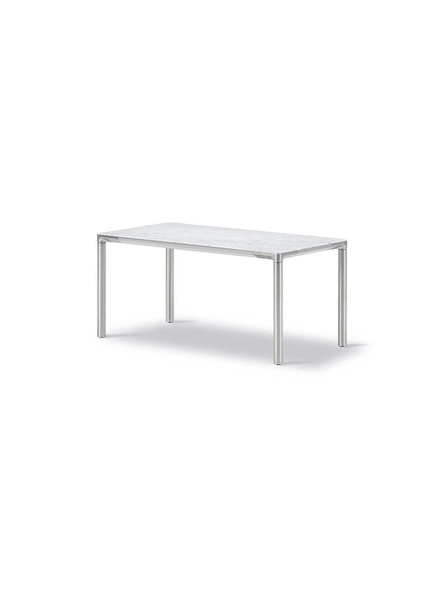 Piloti Bord, hvid carrara fra Fredericia Furniture (6610: 75 x 39 x H35 cm, Sort pulverlakeret aluminium)