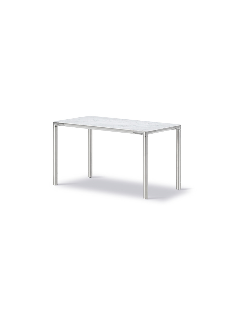Piloti Bord, hvid carrara fra Fredericia Furniture (6610: 75 x 39 x H41 cm, Sort pulverlakeret aluminium)