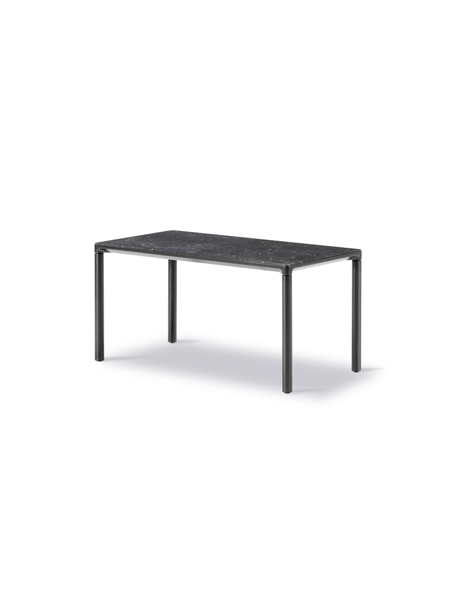 Piloti Bord, sort marquina fra Fredericia Furniture (6610: 75 x 39 x H35 cm, Børstet aluminium)
