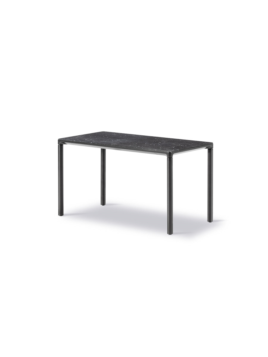 Piloti Bord, sort marquina fra Fredericia Furniture (6610: 75 x 39 x H41 cm, Sort pulverlakeret aluminium)