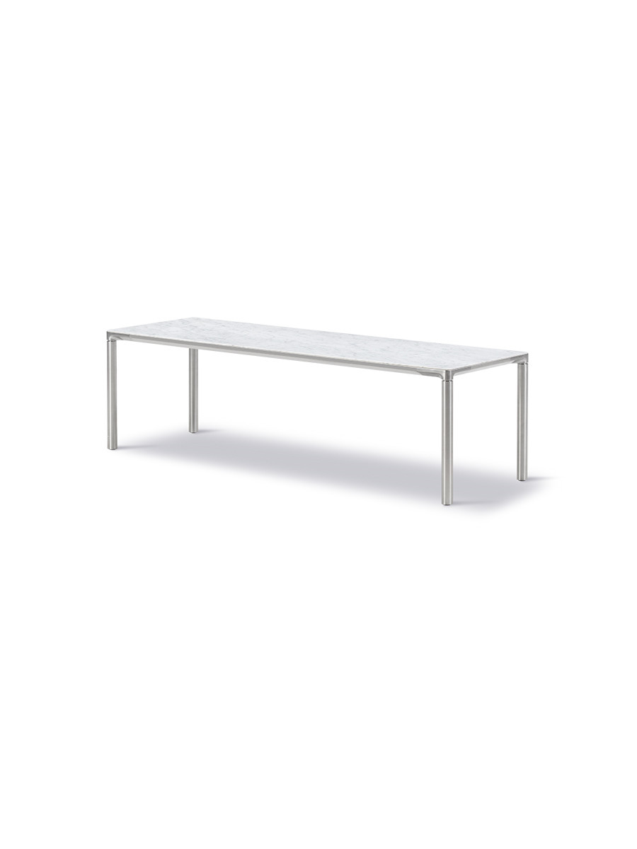 Piloti Bord, hvid carrara fra Fredericia Furniture (6615: 120 x 39 x H35 cm, Sort pulverlakeret aluminium)