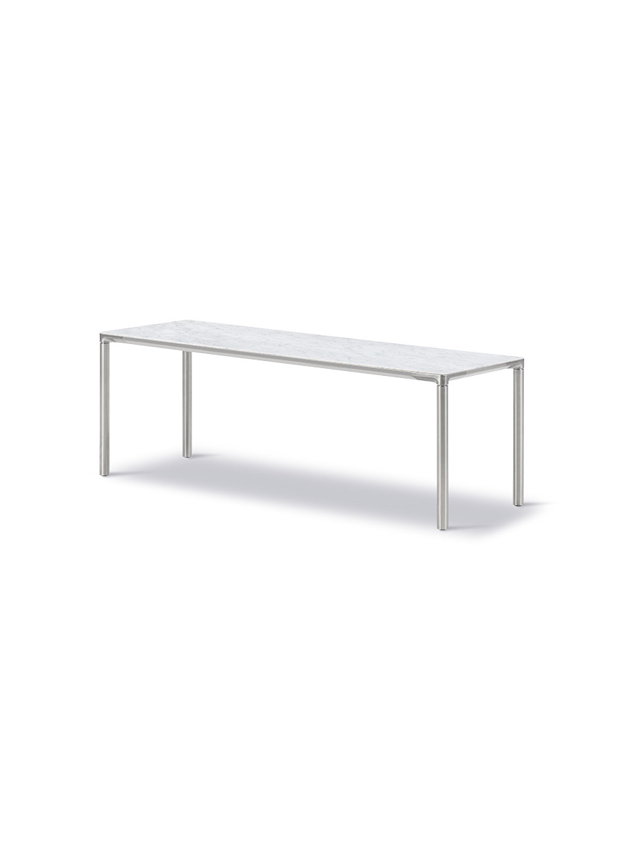 Piloti Bord, hvid carrara fra Fredericia Furniture (6615: 120 x 39 x H41 cm, Sort pulverlakeret aluminium)