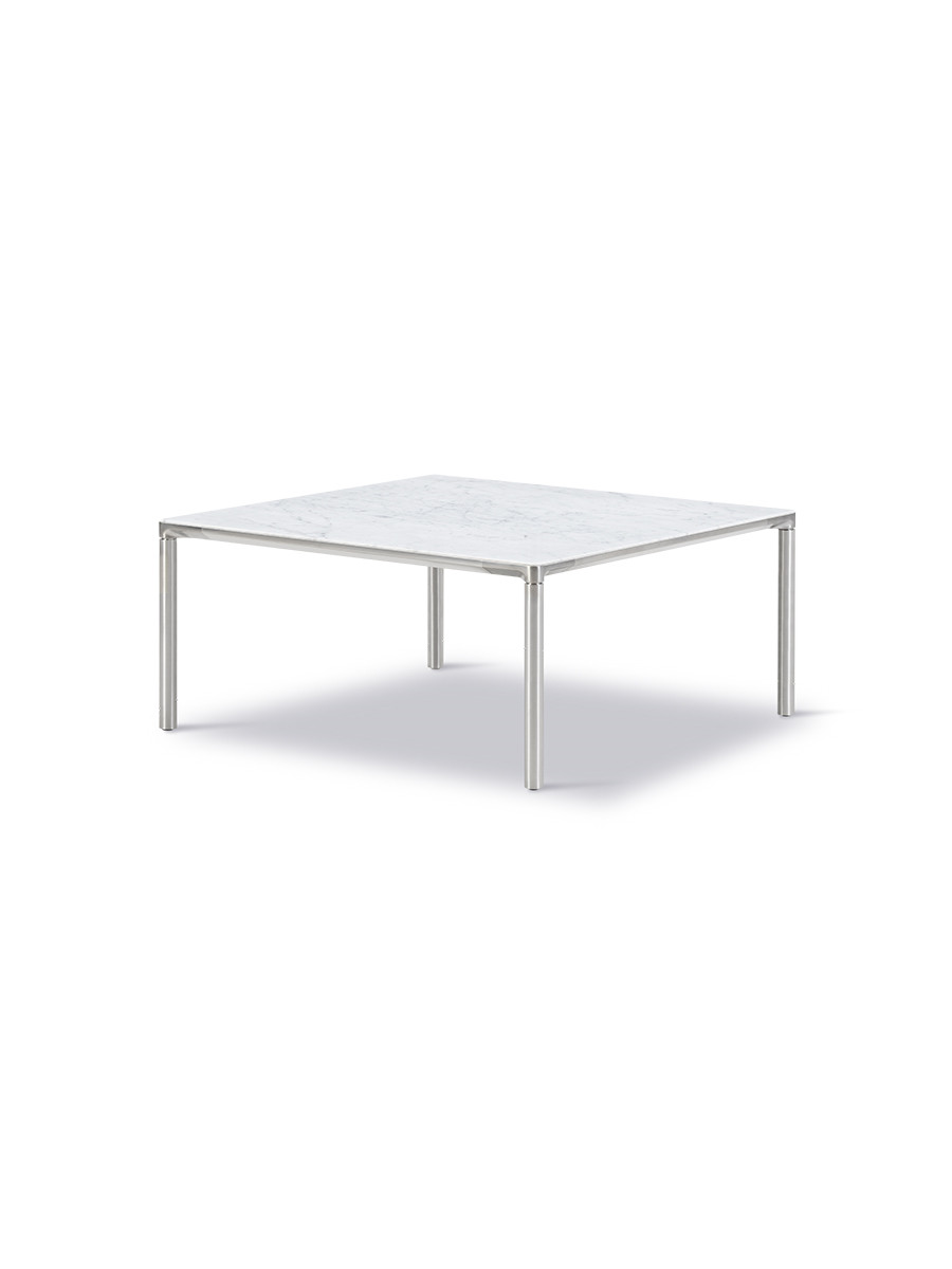 Piloti Bord, hvid carrara fra Fredericia Furniture (6620: 75 x 75 x H35 cm, Sort pulverlakeret aluminium)