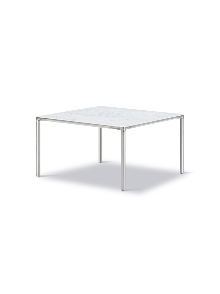 Billede af Piloti Bord, hvid carrara fra Fredericia Furniture (6620: 75 x 75 x H41 cm, Børstet aluminium)