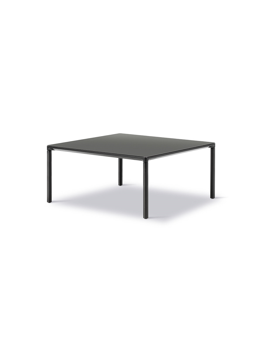 Piloti Bord, sort laminat fra Fredericia Furniture (6620: 75 x 75 x H35 cm, Børstet aluminium)