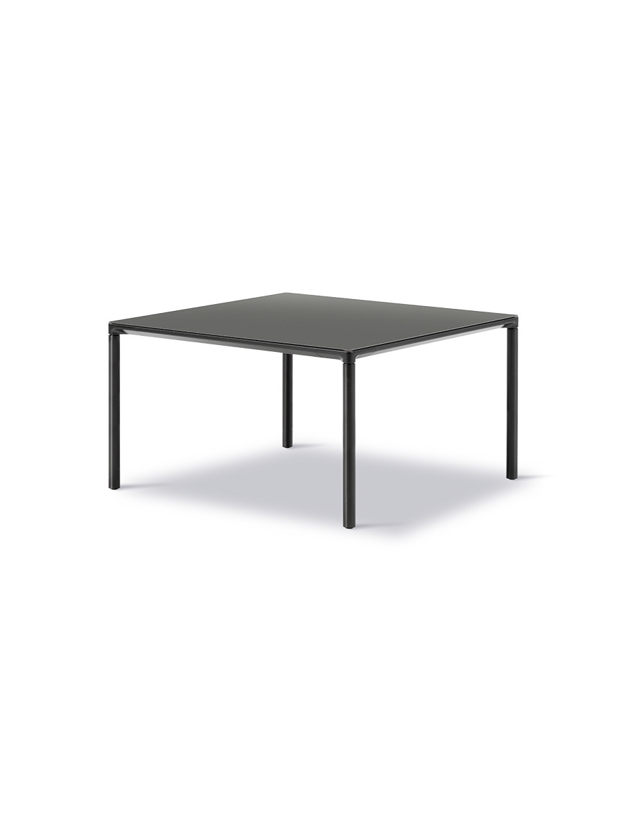 Piloti Bord, sort laminat fra Fredericia Furniture (6620: 75 x 75 x H41 cm, Børstet aluminium)