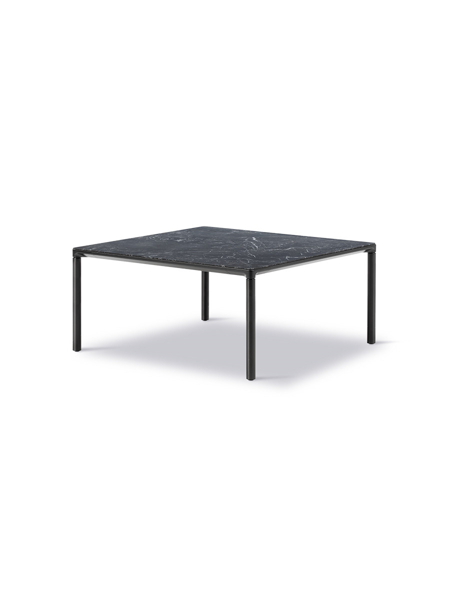 Piloti Bord, sort marquina fra Fredericia Furniture (6620: 75 x 75 x H41 cm, Sort pulverlakeret aluminium)