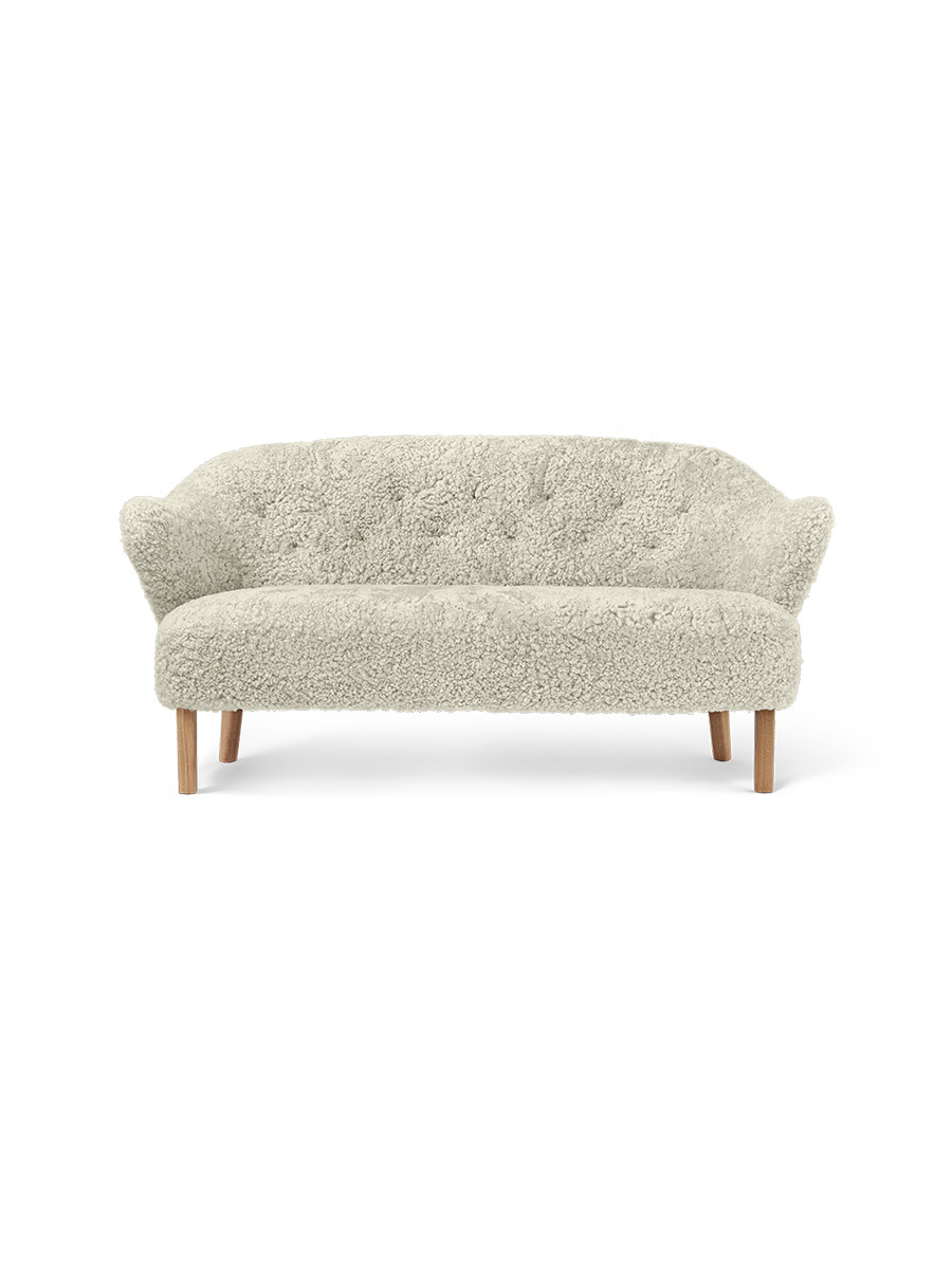 Ingeborg Sofa fra Audo Copenhagen (Fåreskind, Green Tea, Eg)