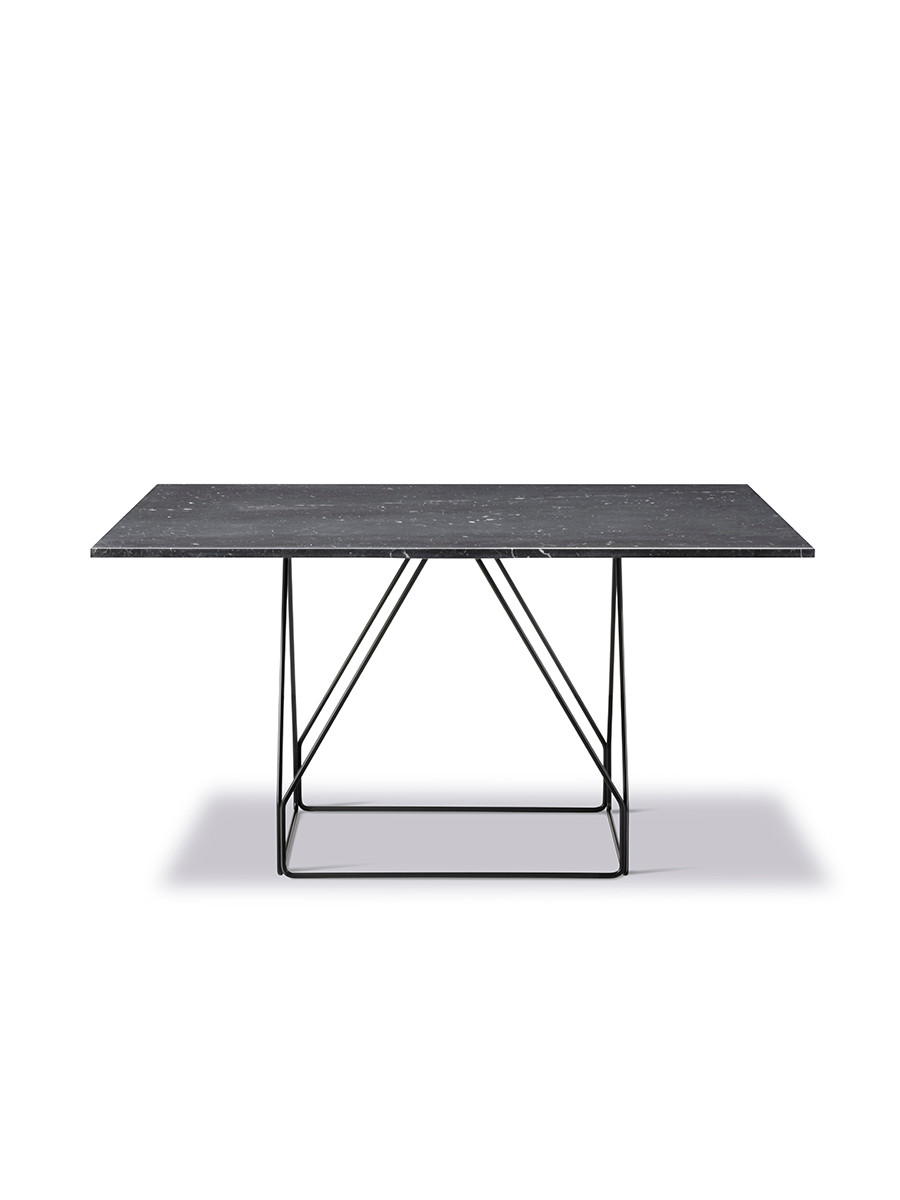 JG Table 140x140 cm fra Fredericia Furniture (Sort marquina marmor, Sort stål)