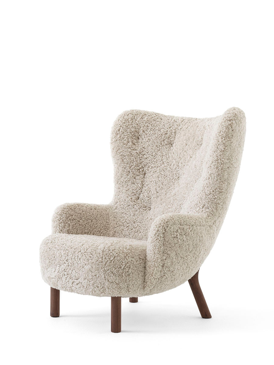Petra VB3 Chair, moonlight sheepskin/walnut fra &Tradition