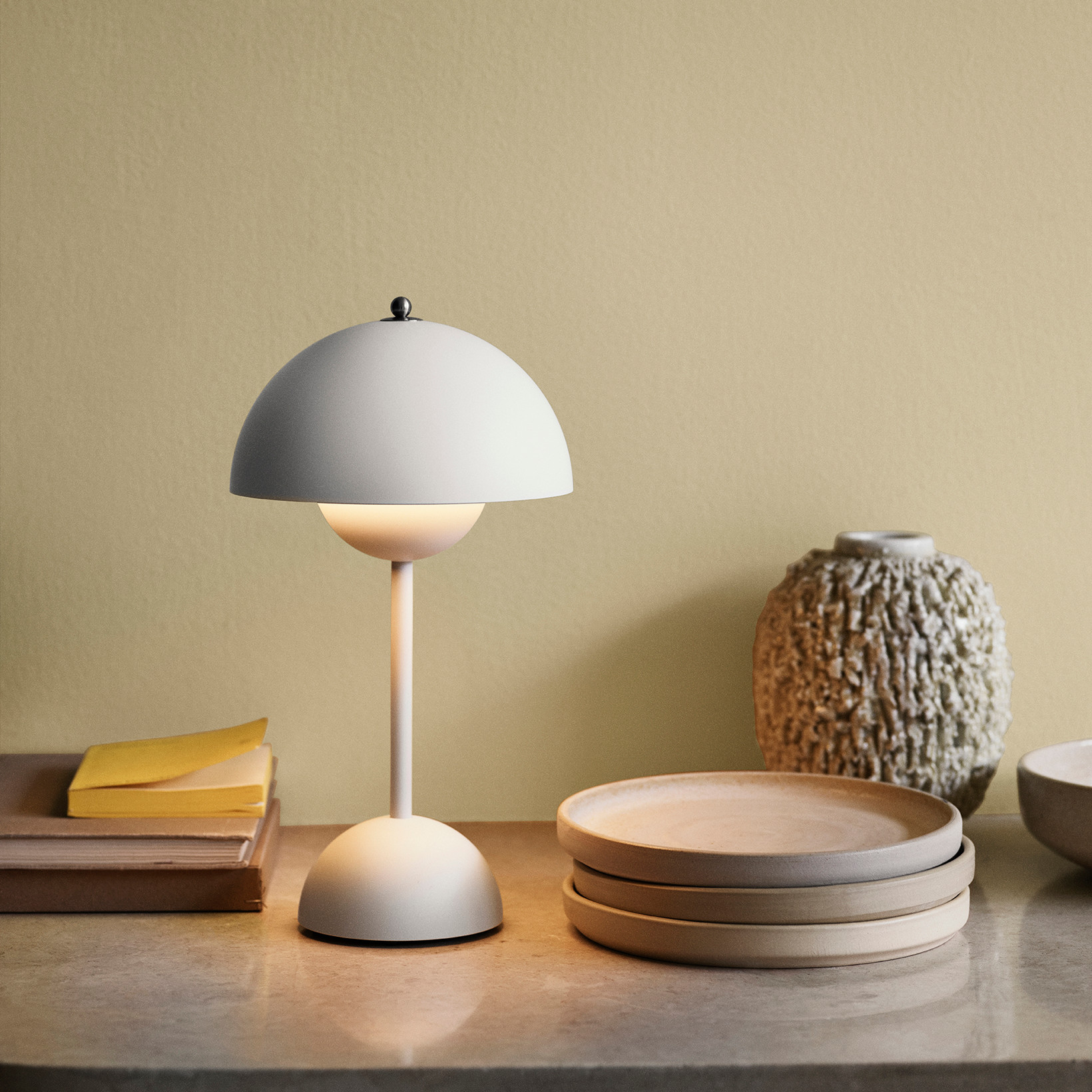 &Tradition Flowerpot Portable Table Lamp VP9 Matt White - Livingshop.dk