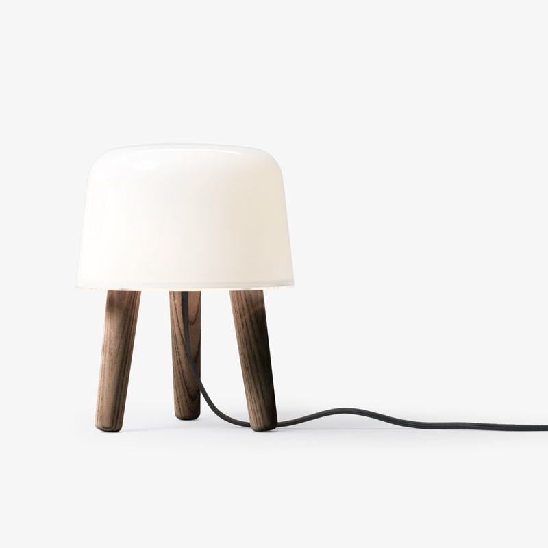 &Tradition Milk Bordlampe Røget Eg Gaveideer Til Enhver Anledning