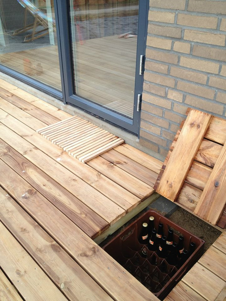 Flot og slidstærkt, blankt gulv, som i nybyggerne. Lave terrasse
