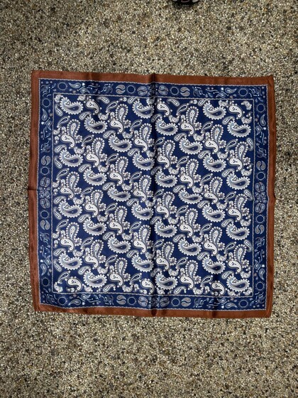 BY LUND TØRKLÆDE, SILKE BRUN/NAVY