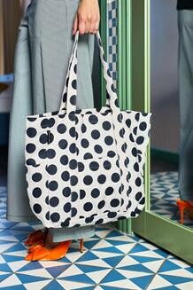 BLACK COLOUR TASKE, NELLA BLACK