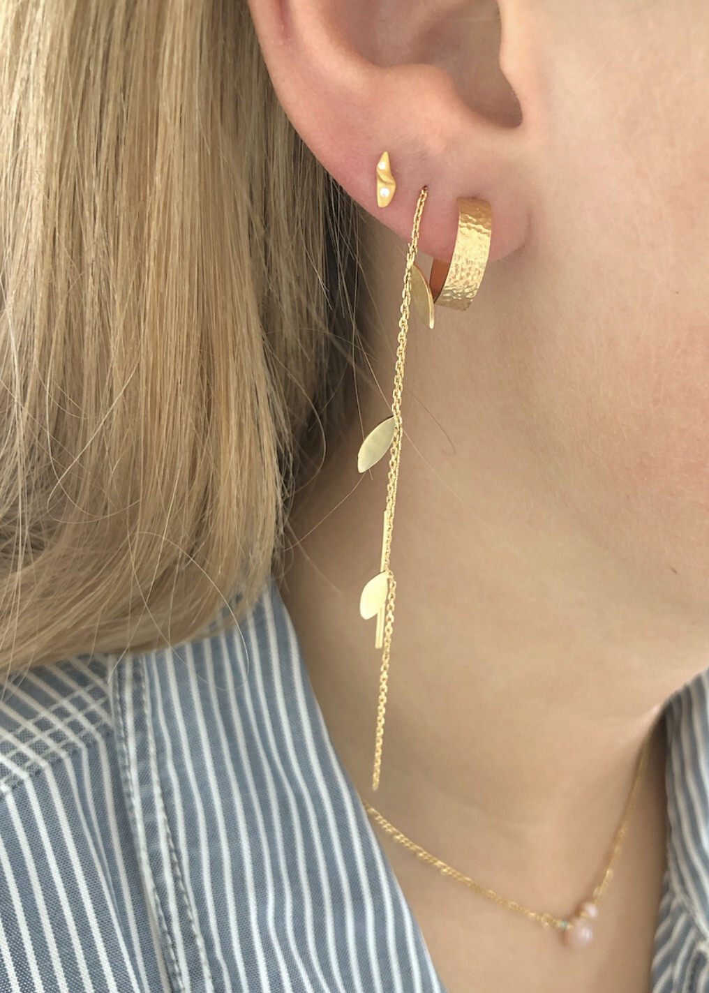 Fri fragt over 499,- ♥ Three Leaves ørering i guld Stine A