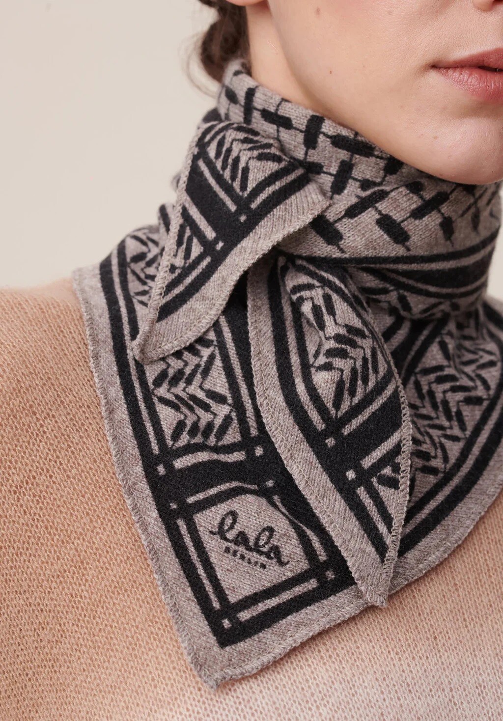Udstråle vest Par Lala Berlin ♥ Triangle Trinity S tørklæde - Stradivari