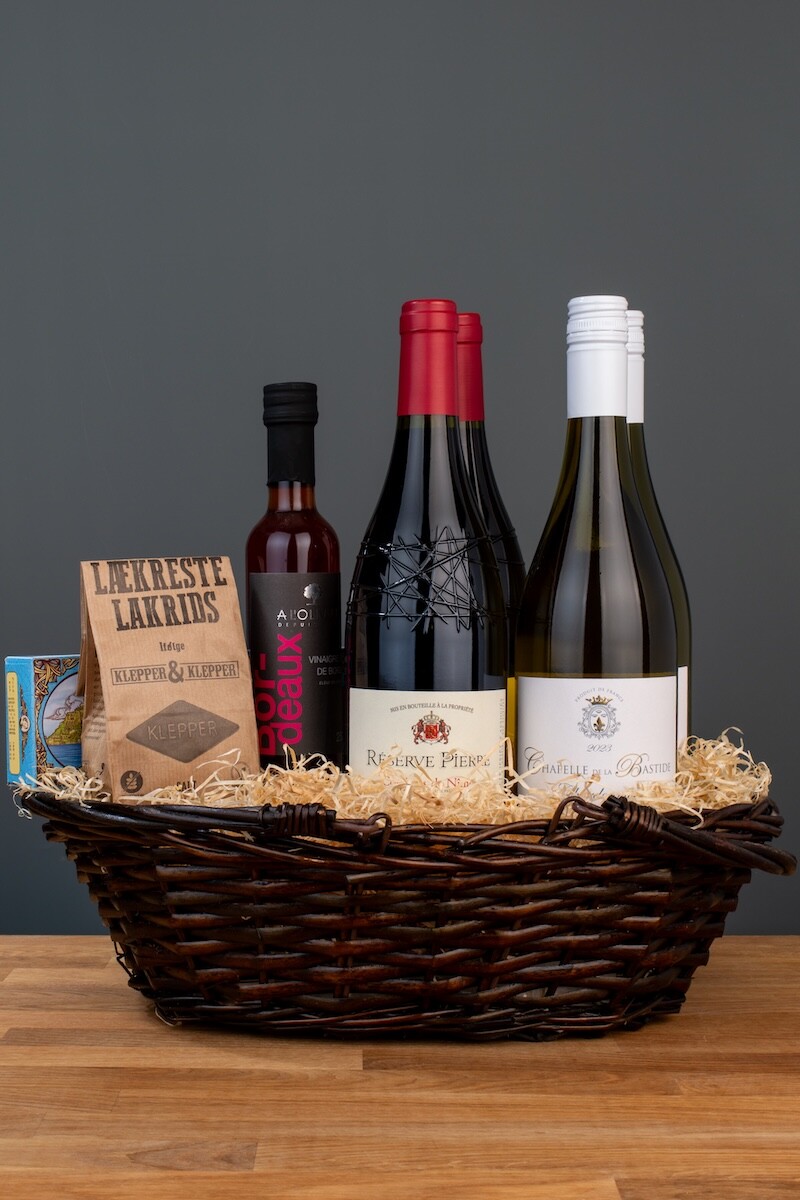 Gavekurv med fransk vin og delikatesser – Rød og hvid fra Frankrig (4 fl.)