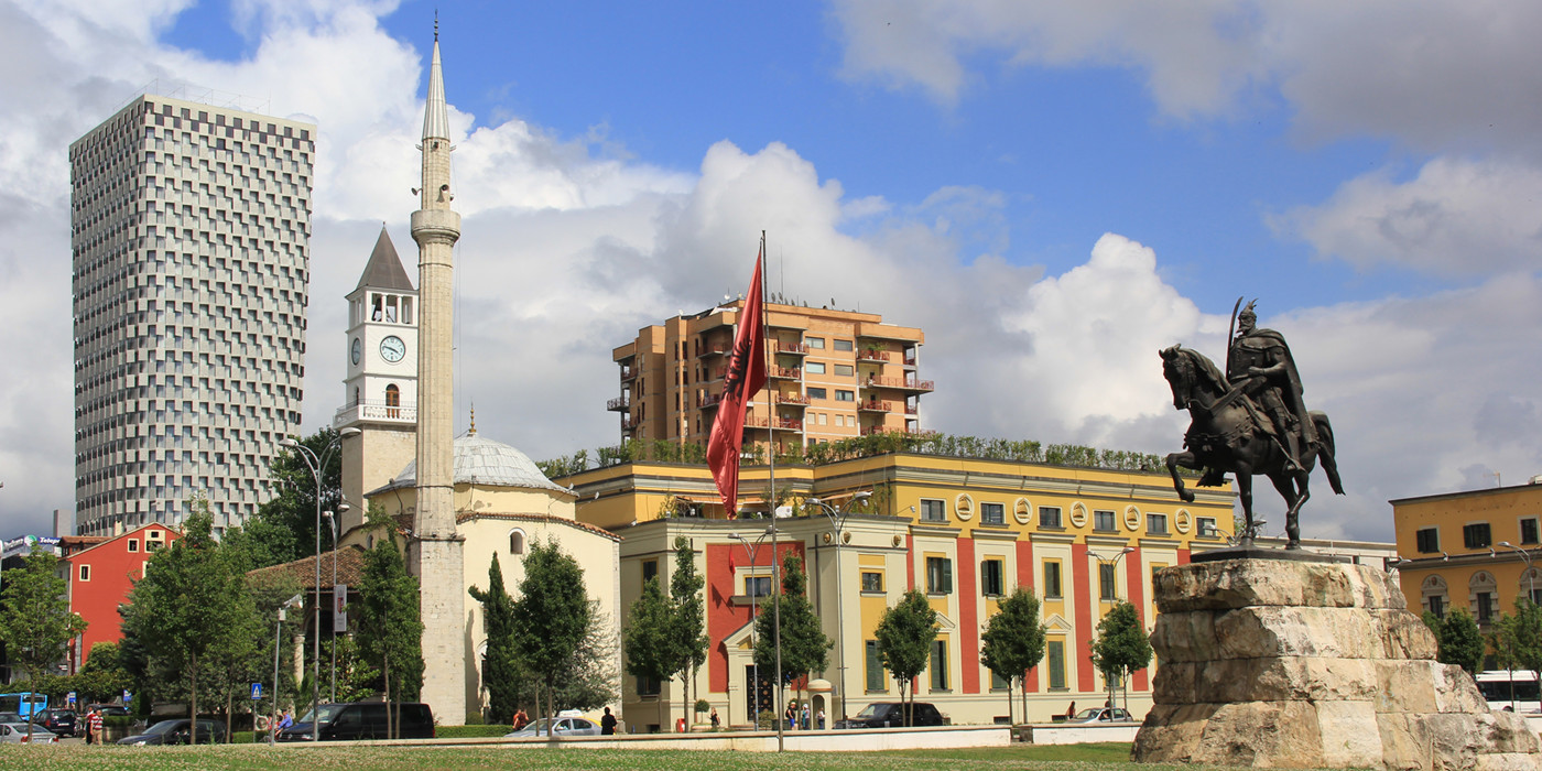 Plads i Tirana med statue af mand med sabel på hest. 