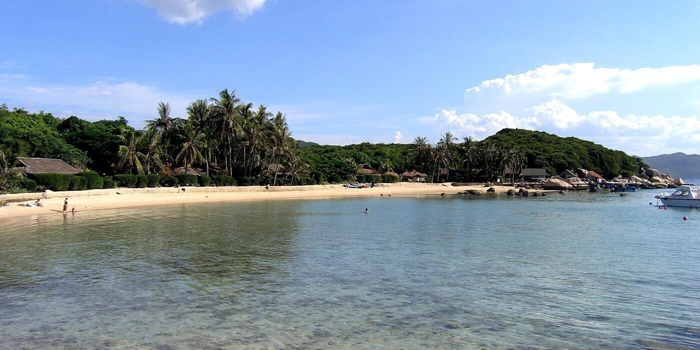 Strand, blå himmel og krystalklart vand ved Whale Island i Vietnam