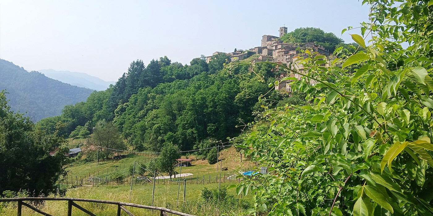 Landsbyen Vitiana på et lille bjerg