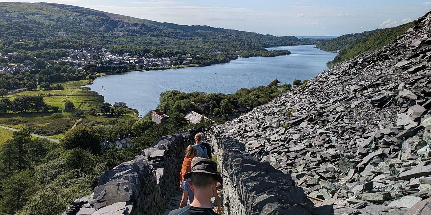 Vandring med udsigt over sø og bjerge i Llanberis i Wales.