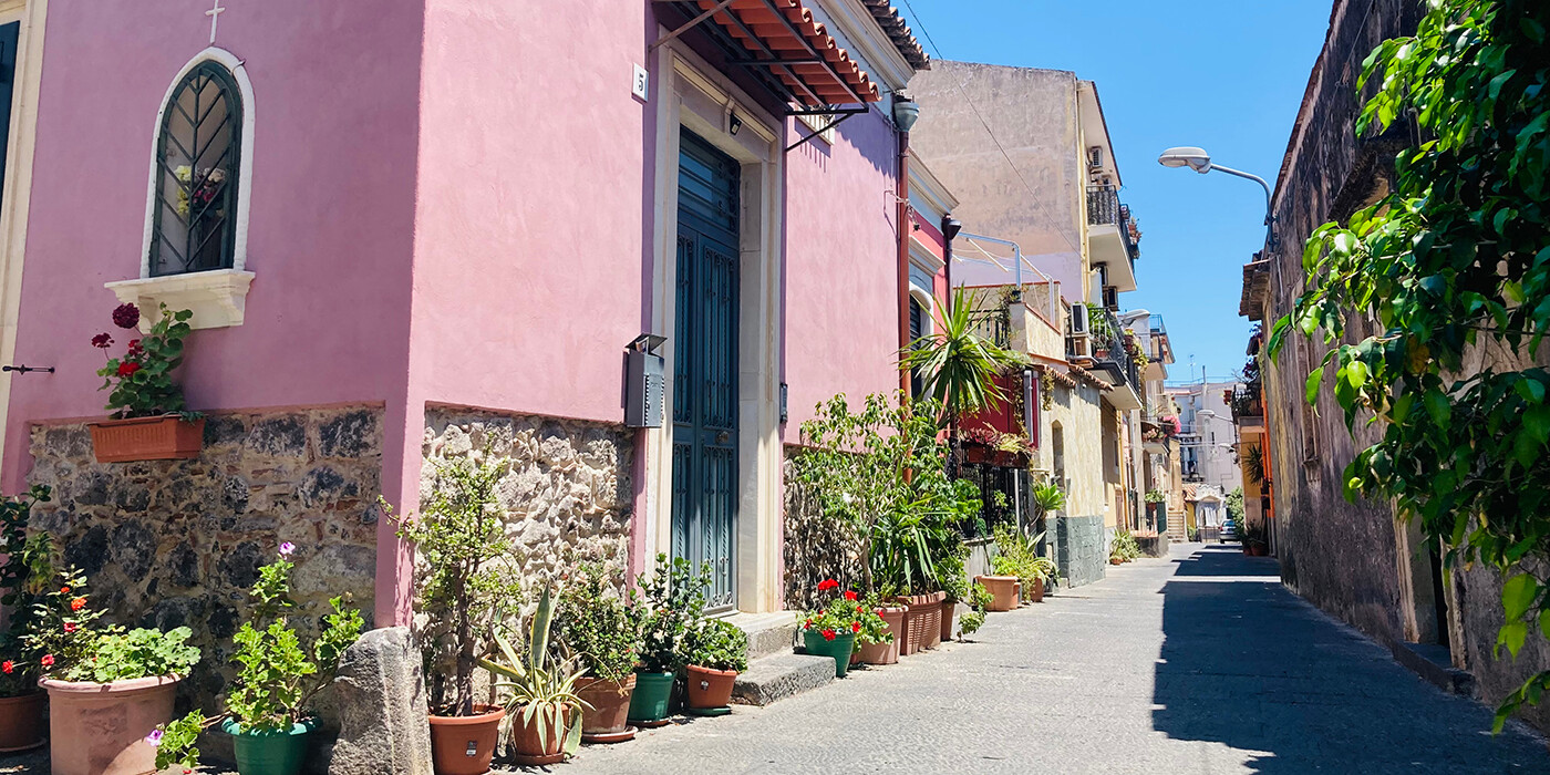 Smukke farverige huse i hyggelige stræder