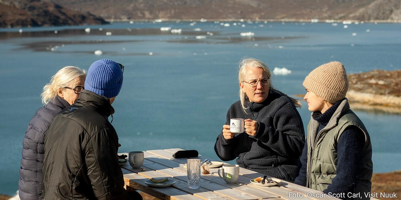 Morgenkaffe ved Camp Kangiusaq med sø og små isbjerge i baggrunden