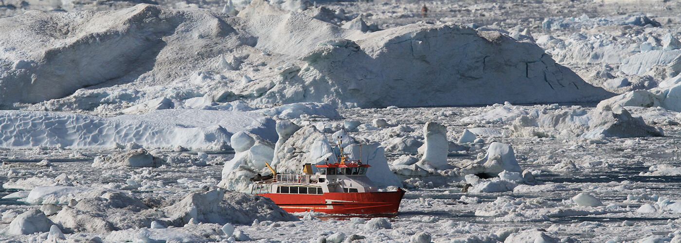 Disko Line stålskib blandt isskosser