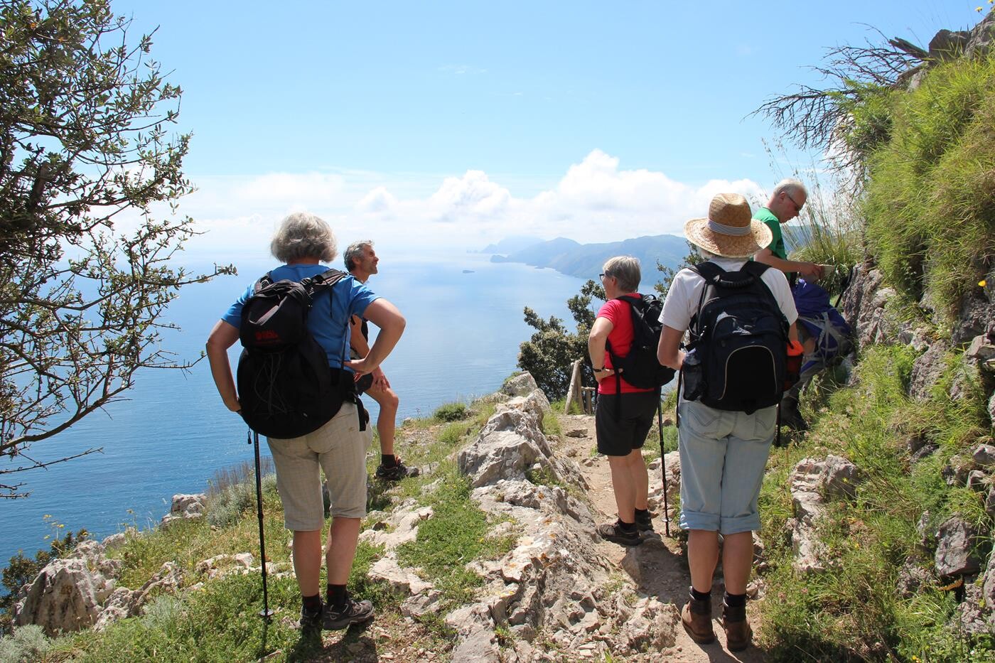 Gruppe af vandrere nyder udsigt over kyst ved Amalfi.