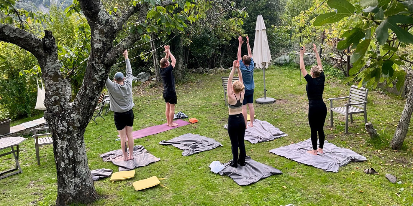 Yoga i grønne omgivelser