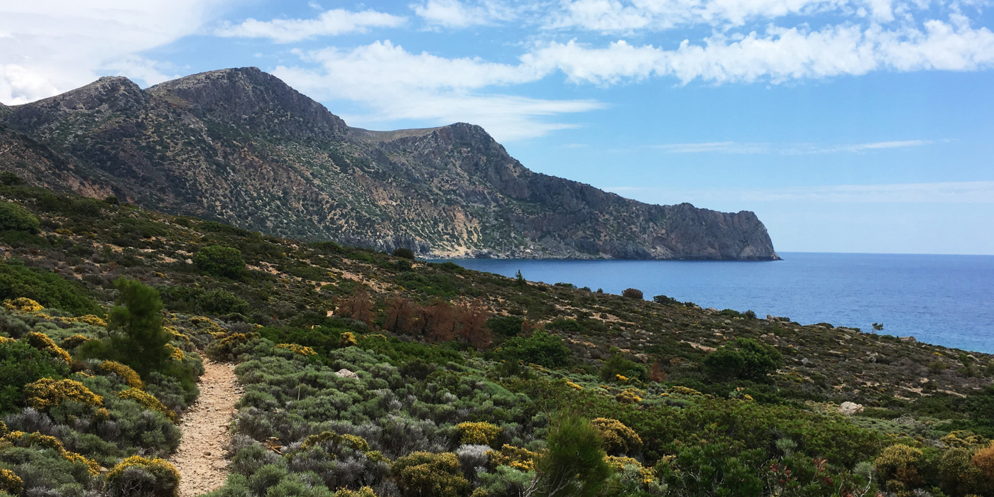 Kysten på Kreta med klipper og blåt vand