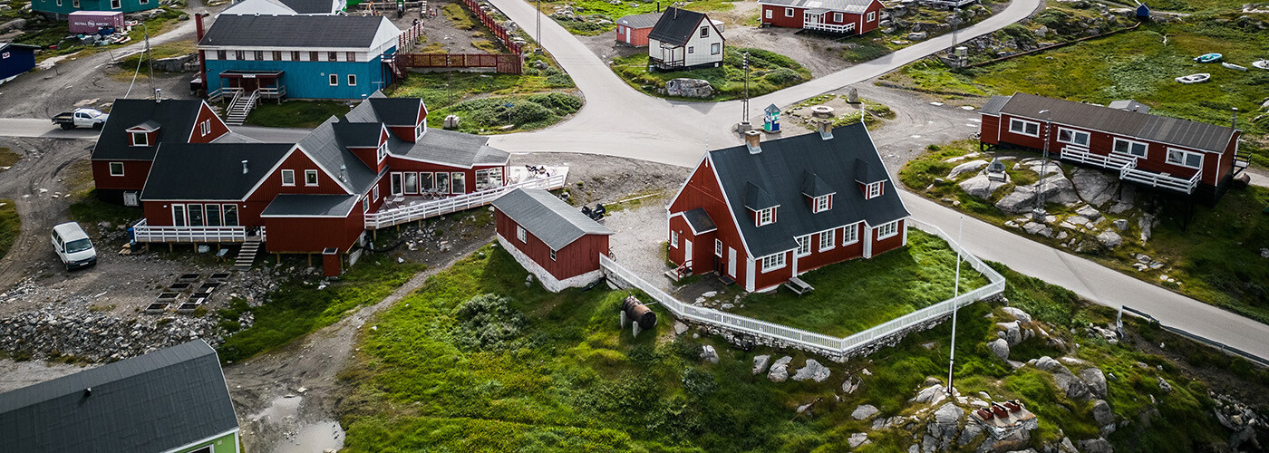 Hotel Disko Island i sommervejr