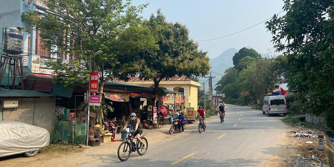  Cykling langs rismarker og Flower H'Mong landsbyer 