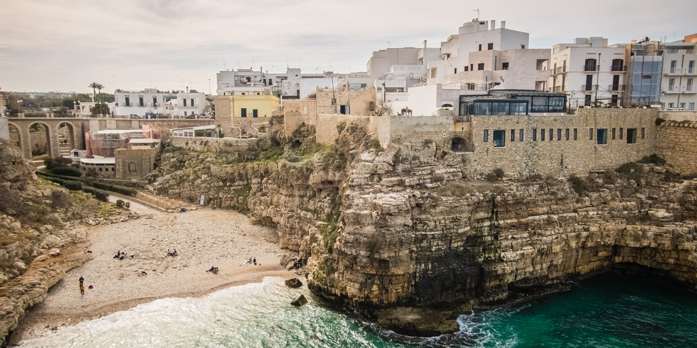 Kystbyen Polignano a Mare med klipper og strand ud mod havet