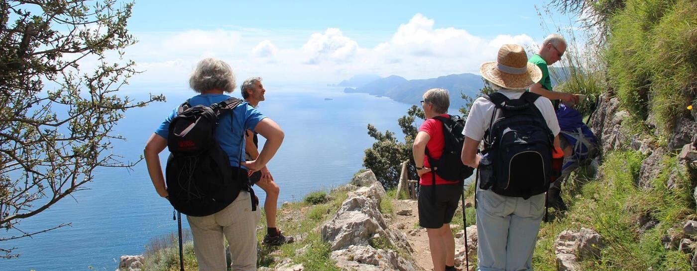 Rejsende nyder udsigten over Amalfikysten i Italien