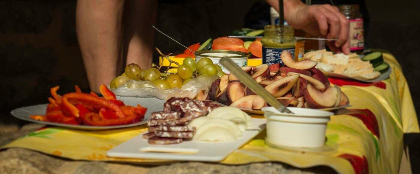 Korsikansk mad; salami, ost, peberfrugt, vindruer og andet frugt og grønt.